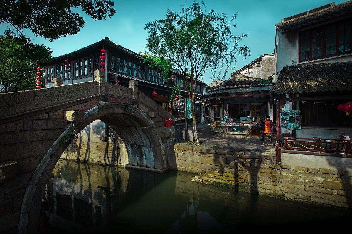中国万天控股(01854)上涨10.53%，报1.26元/股